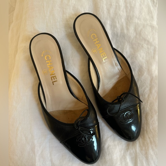 CHANEL Shoes - Vintage Chanel Mules — Kitten Heel w/ Patent Toe Cap Logo